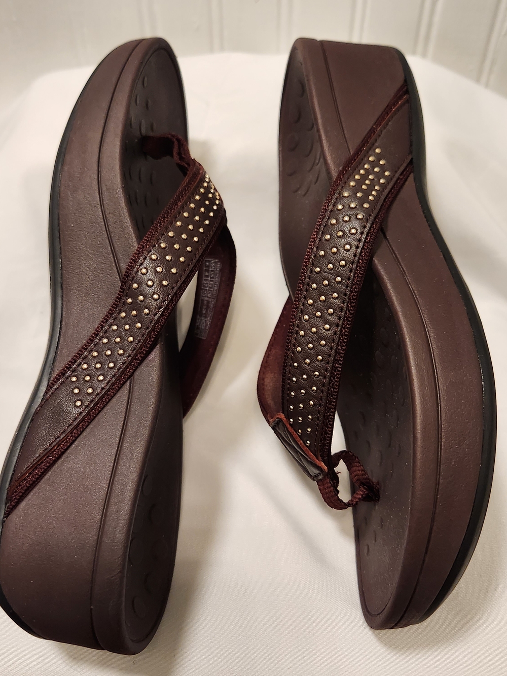 Vionic Burgundy Wedge Heel Sandals Orthopedic Shoes Gold Accent Flip-Flop Size 6 - Picture 6 of 11